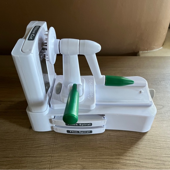 Veggetti Pro tabletop spiral Vegetable cutter. - Picture 1 of 8